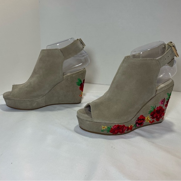 Kenneth Cole Embroidered Wedge Sandals - Tan suede. Floral. Size 6 women’s. - Picture 3 of 13